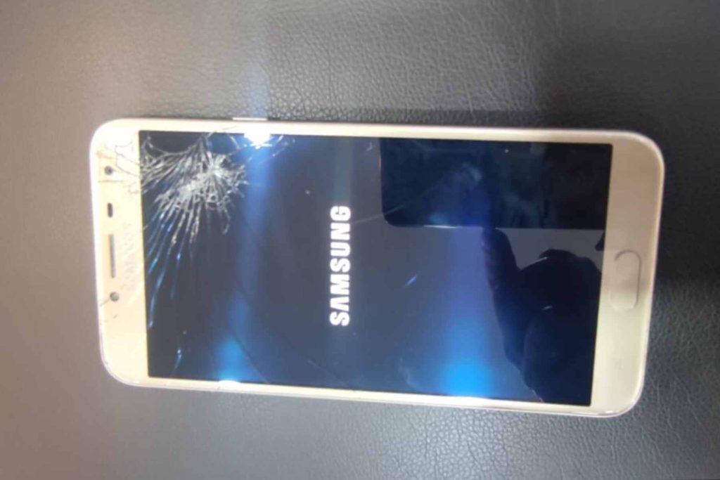 ekran camı kırılan telefon garantiye girer mi?